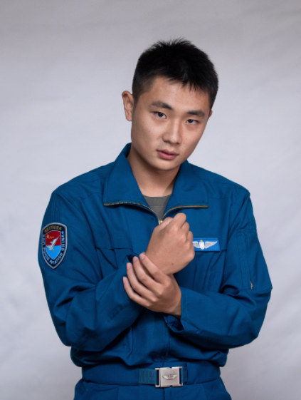 华中师大一附中部分飞行学员第一次穿上飞行服照片(图片来源:南方