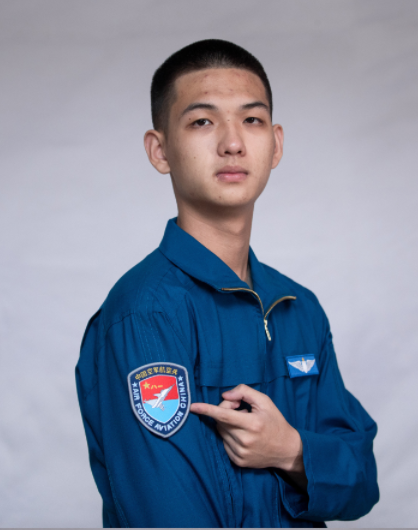 华中师大一附中部分飞行学员第一次穿上飞行服照片(图片来源:南方