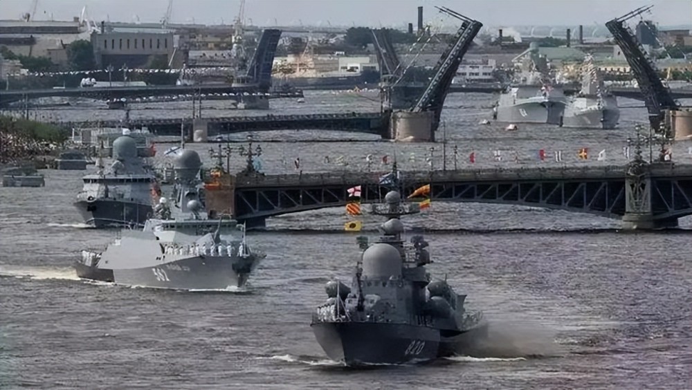 普京签署俄新版海洋学说当日，黑海舰队总部遇袭，俄海军短板暴露