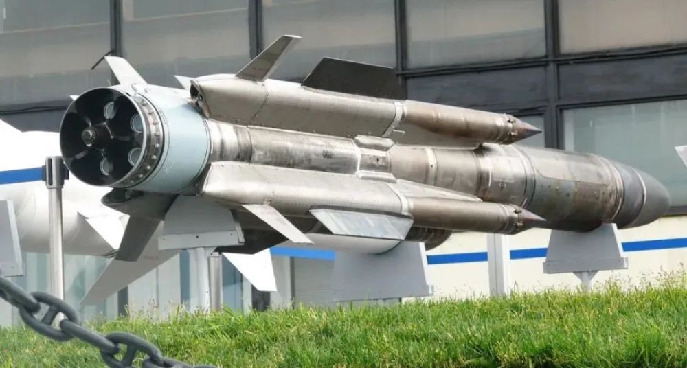 俄边境天降"大铁管",原来是kh-31p反辐射导弹的火箭发动机_腾讯新闻