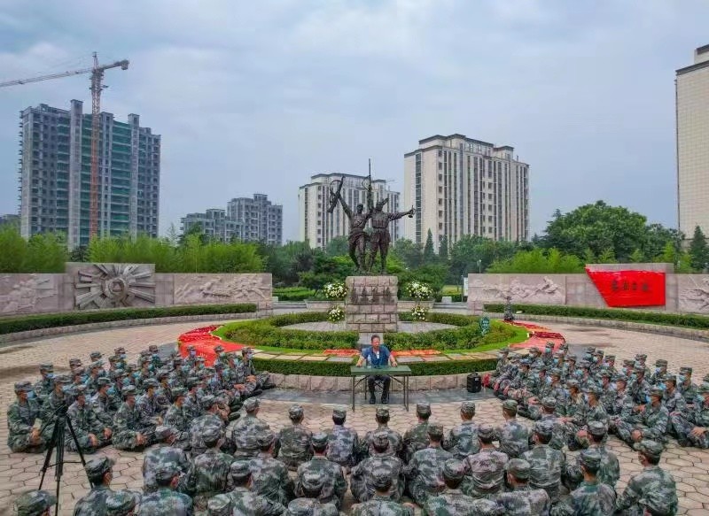 日照市岚山区安东卫遗址公园纪念碑下,部队官兵们向先烈敬献花篮,默哀