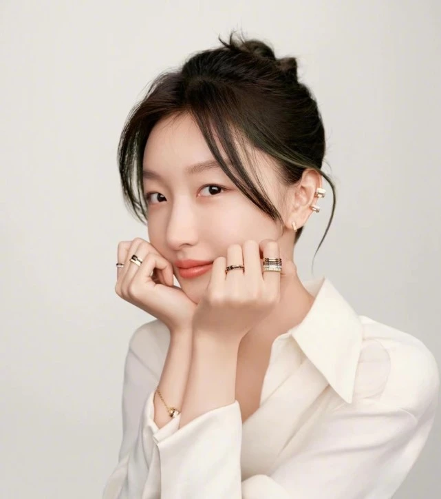 周冬雨坐评委席美得突出!穿衬衫涂红唇罕见冷艳,气场不输章子怡插图1