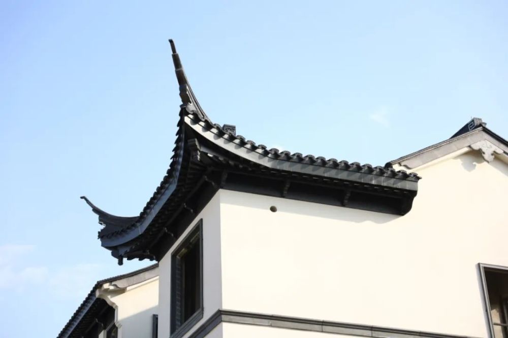 平整及亭角高高翘起的形态在屋脊的延伸处雕刻戗角完美还原中式屋檐之