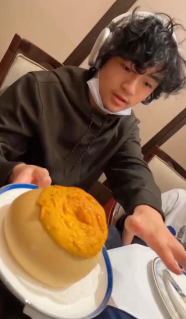 谢振轩迎15岁生日愈大愈似谢霆锋张柏芝送上特殊礼物