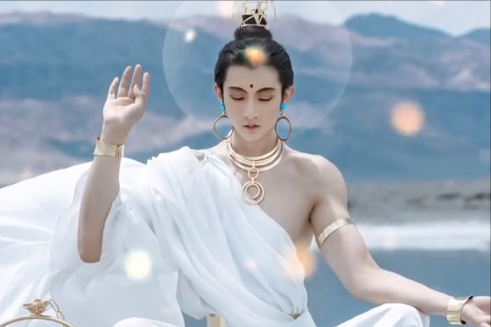 李孟羲从装扮,动作,到每一个眼神都刻画的非常灵动传神,打造出的菩萨