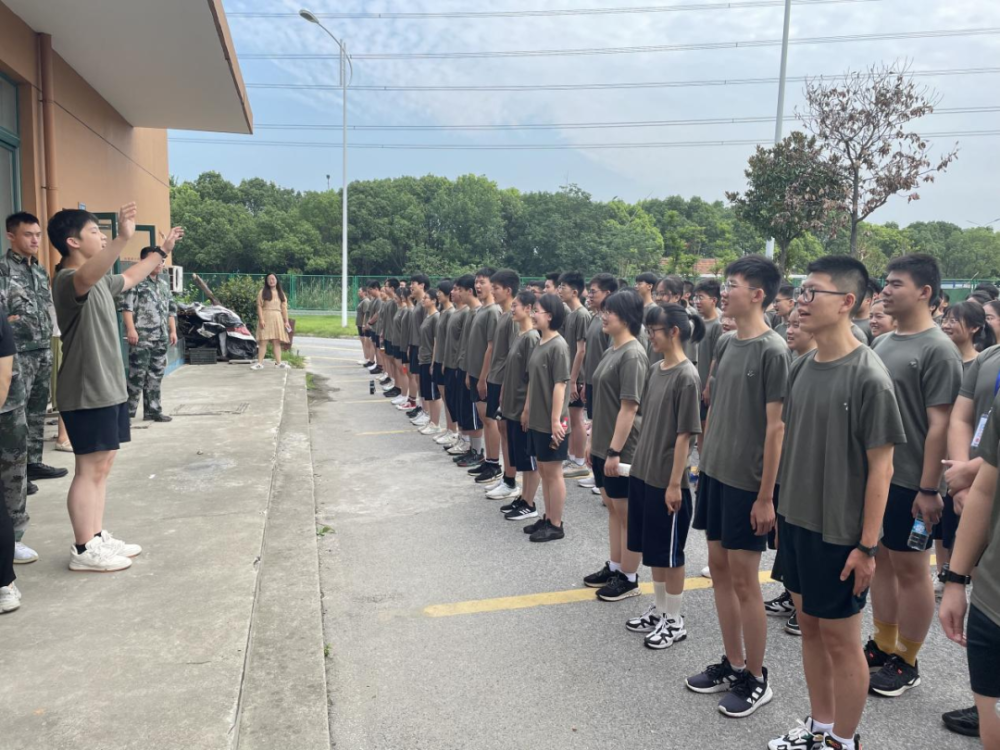 邁開青春的正步直擊崑山新高一軍訓現場