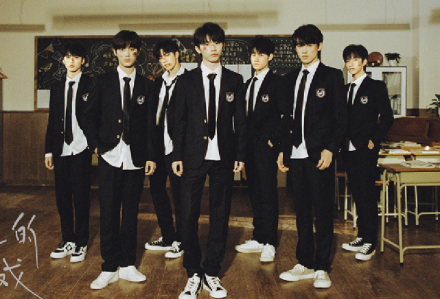 时代峰峻二代团出道两次,第一次因为一些原因,公司内定五名成员出道.