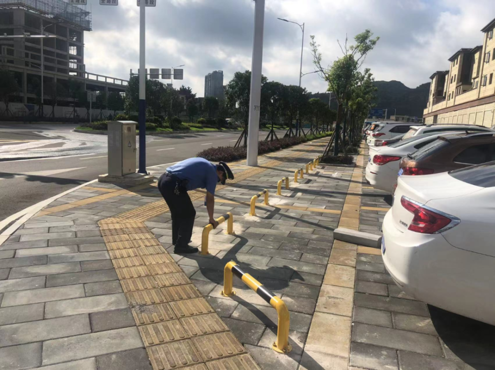 人行道上乱停车挡车柱来了