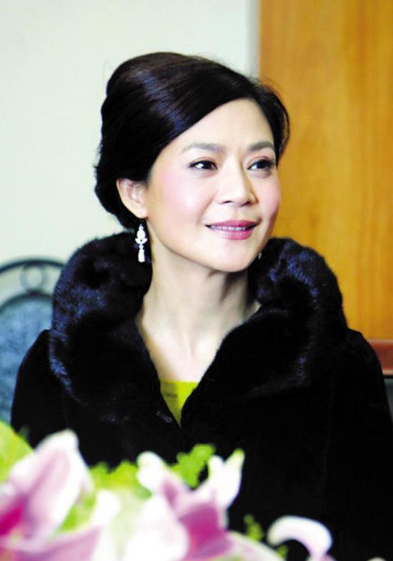 自然老去的俞小凡:穿衣要有花,裙摆过膝,58岁依然优雅大方插图8