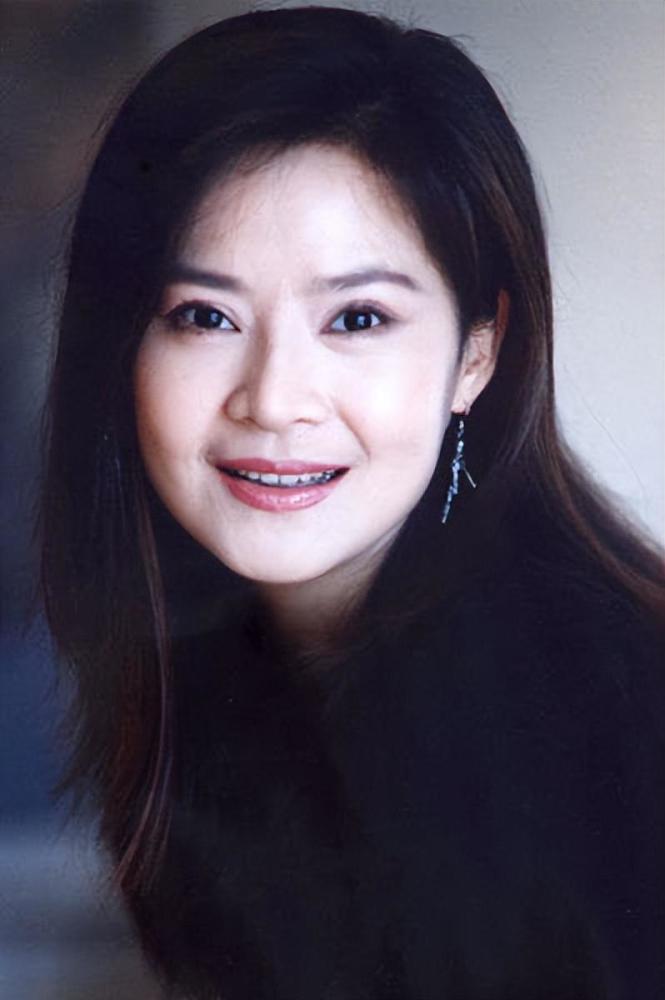 自然老去的俞小凡:穿衣要有花,裙摆过膝,58岁依然优雅大方插图9