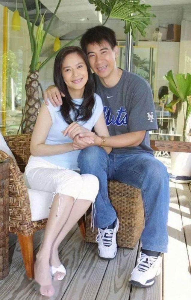 有一张俞小凡和同辈人的合照,里面都是和她同期的女演员,虽然都是中年