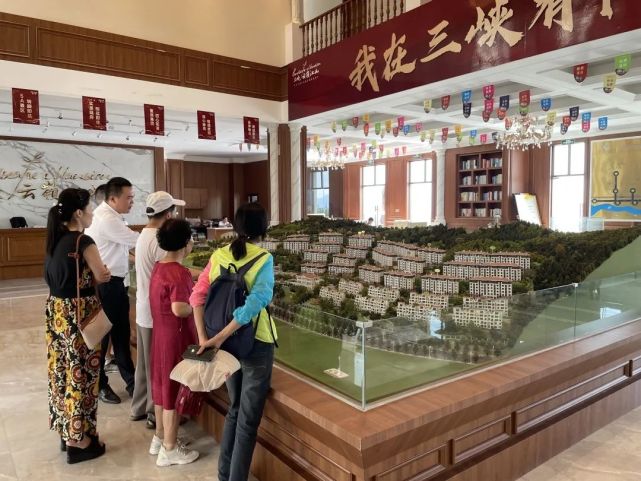头条上游新闻看房团发车巫山23摩天岭来了就不想走