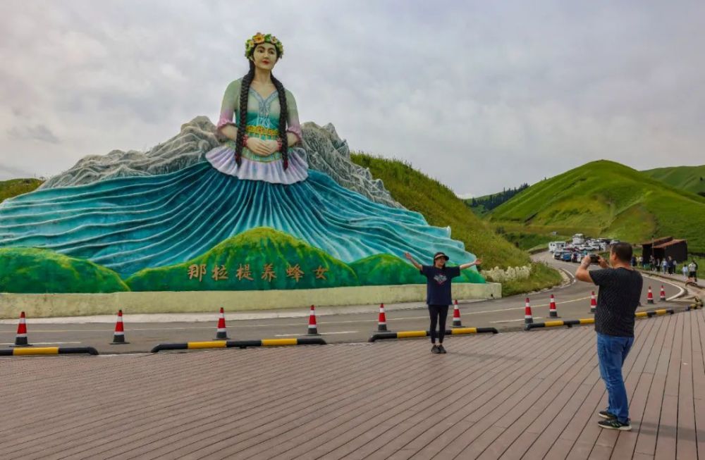 那拉提景区旅游发展管理局副局长车华说:"8月1日截止到12点钟左右