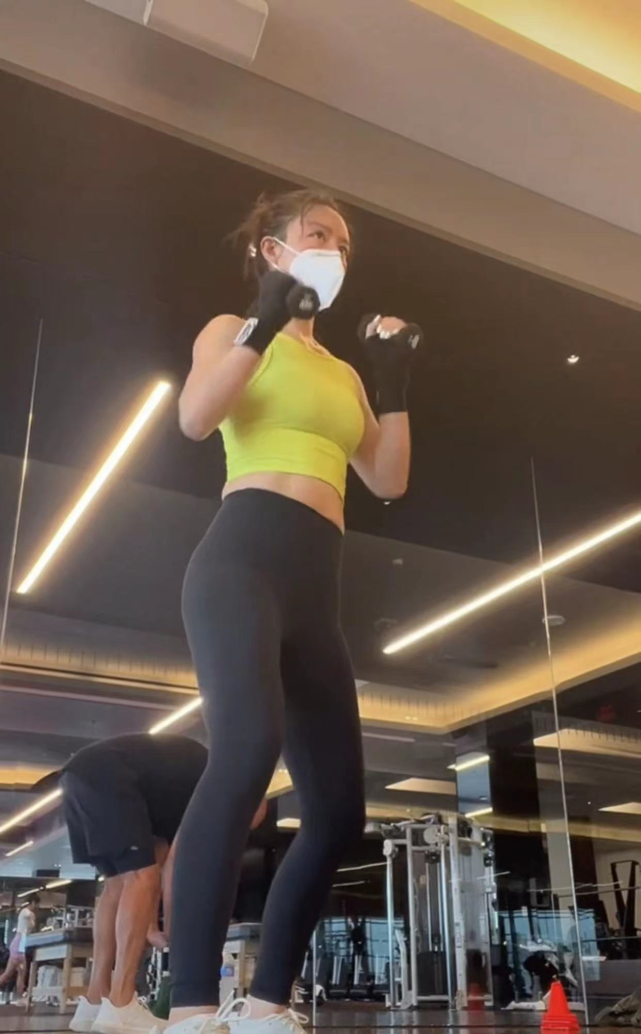 戴口罩健身,肌肉健壮大汗淋漓,素颜白皙光滑似少女|张静初|素颜|拳击