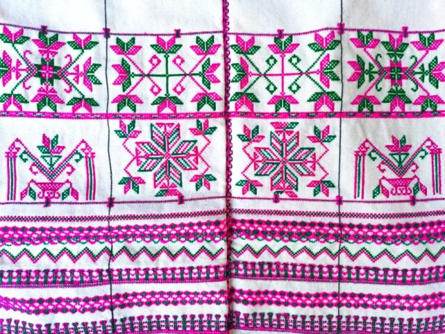 摆满了她亲手制作的各种哈尼族传统手工艺品和哈尼服饰图腾刺绣作品