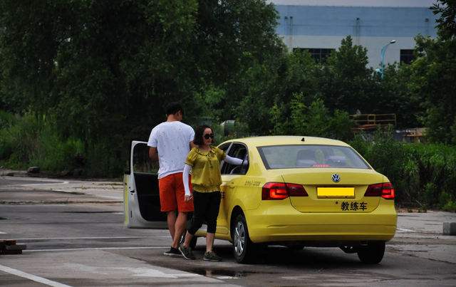 河北教练车走红造价千元更安全学员练了三天黑了一圈