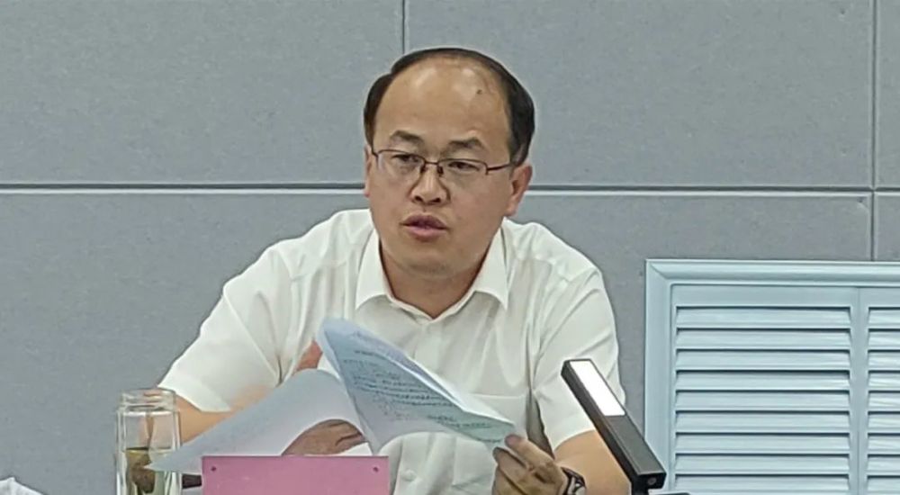 8月2日,在蠡县中学会议室,县委书记陈伟主持召开了蠡县教育振兴调研