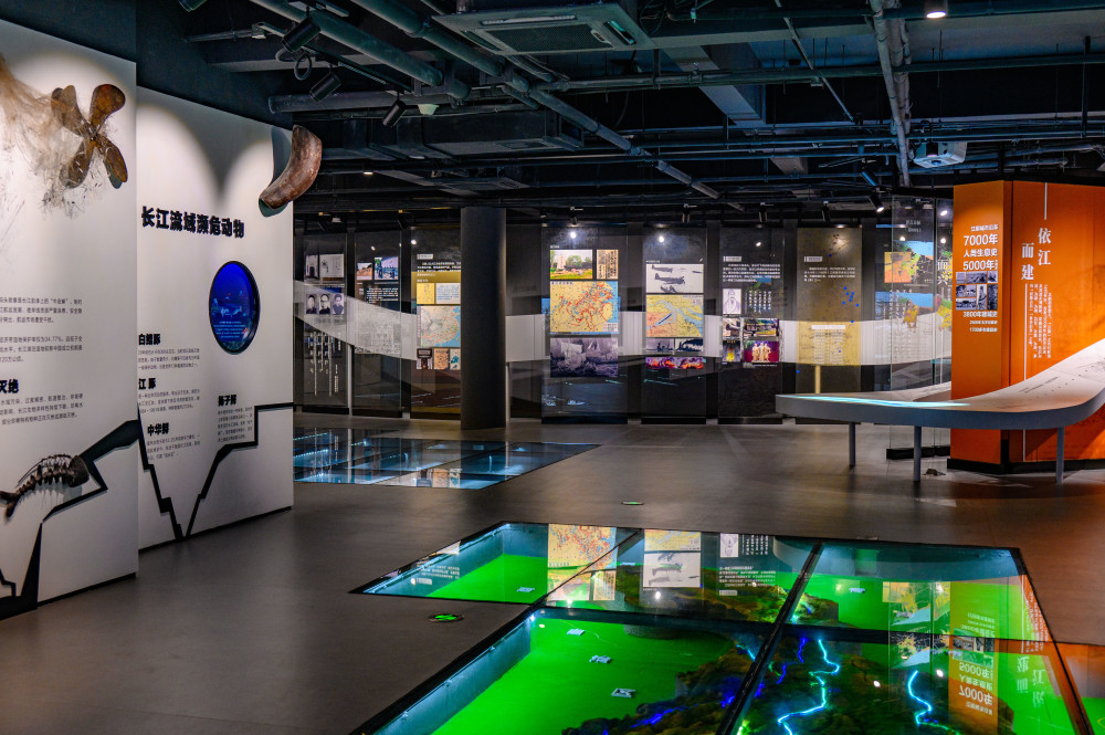 江阴旅行参观长江大保护展示馆一艘大船格外亮眼