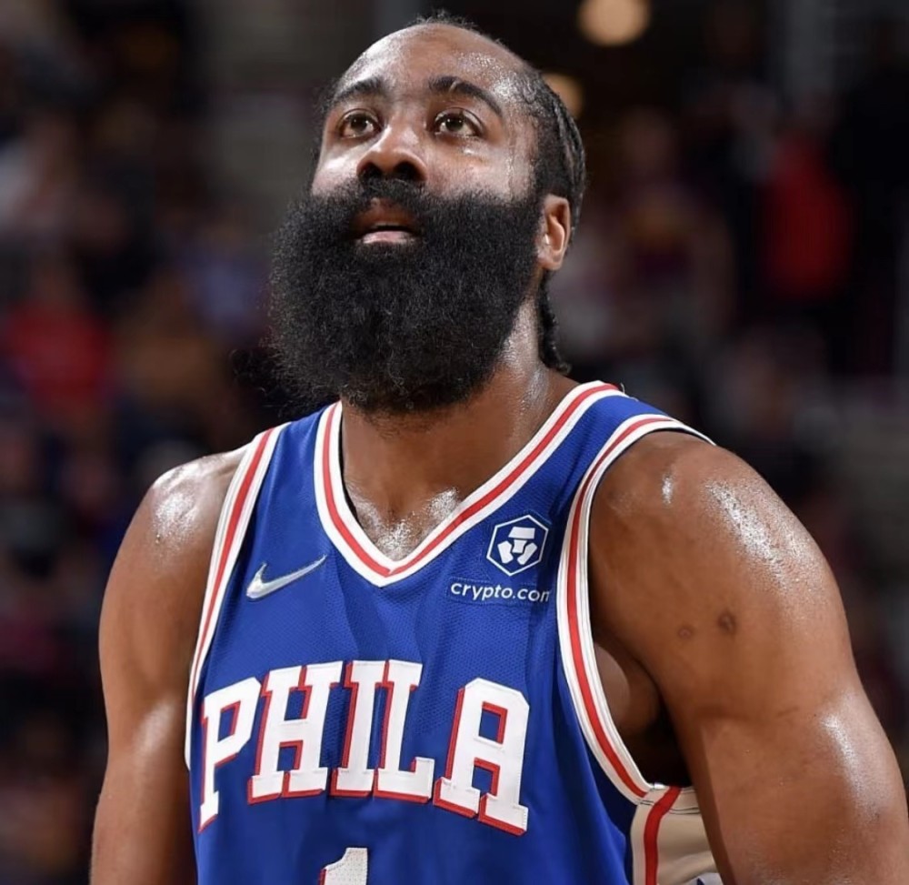 尤其是2020-21赛季前闹离队的时候,哈登推迟前往火箭训练营的时间