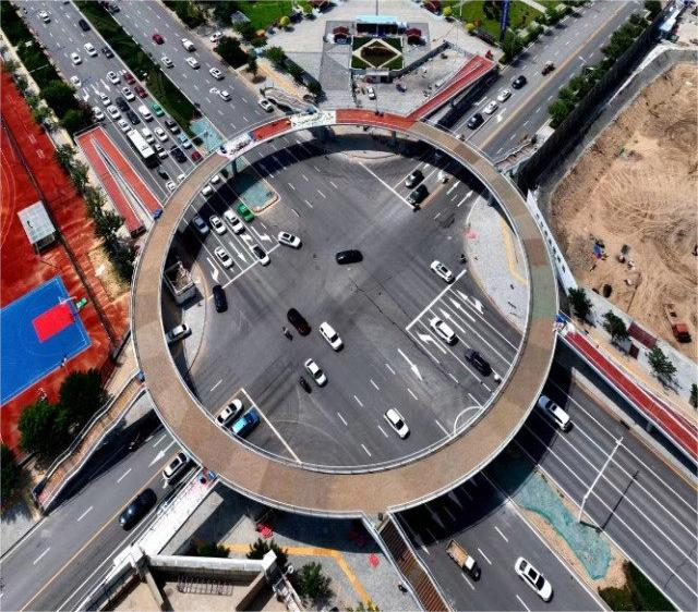 走访西二路人行天桥已通行西一路人行天桥预计下周通行