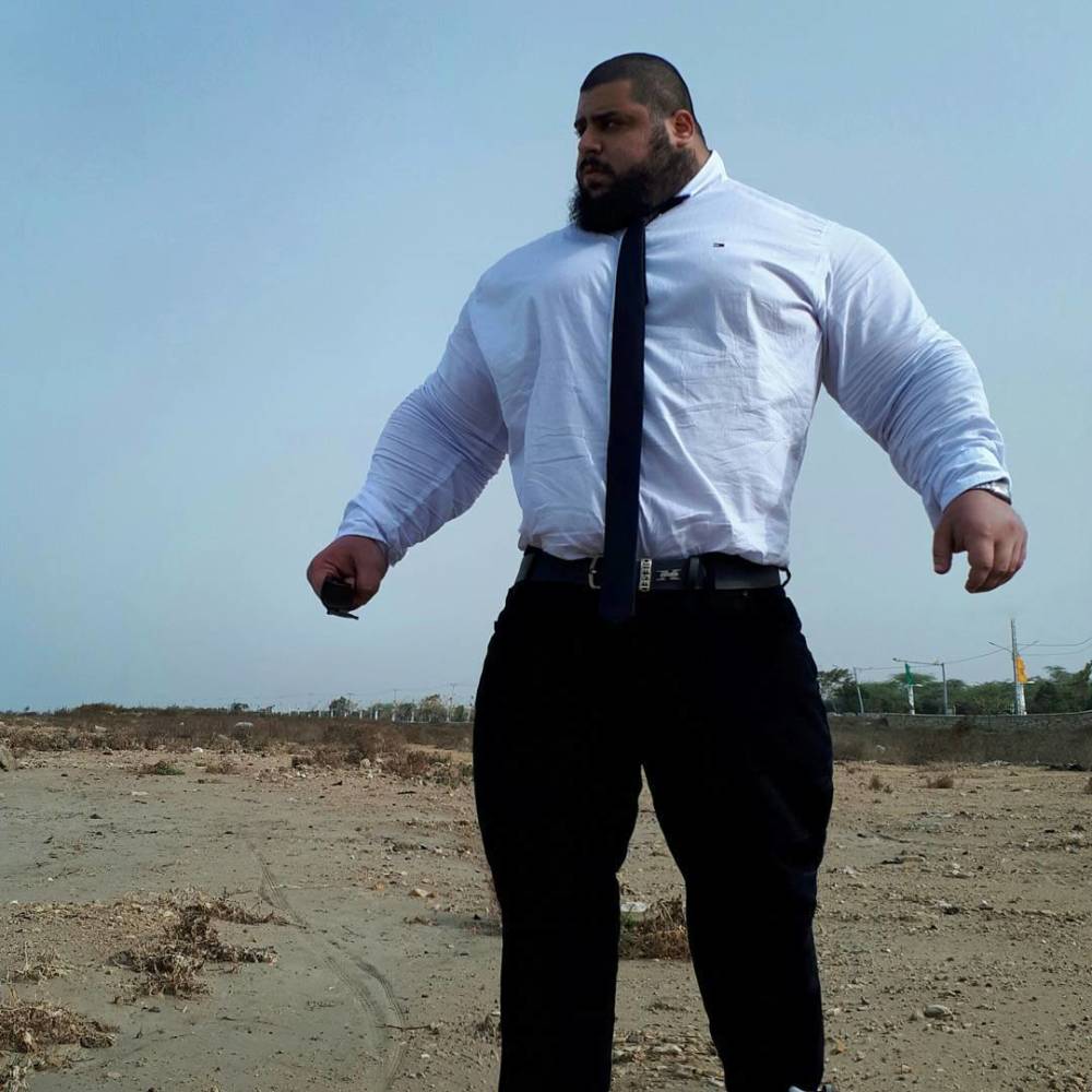 300磅"伊朗绿巨人"拳台首秀,2分钟就被ko,观众们好嫌弃_腾讯新闻