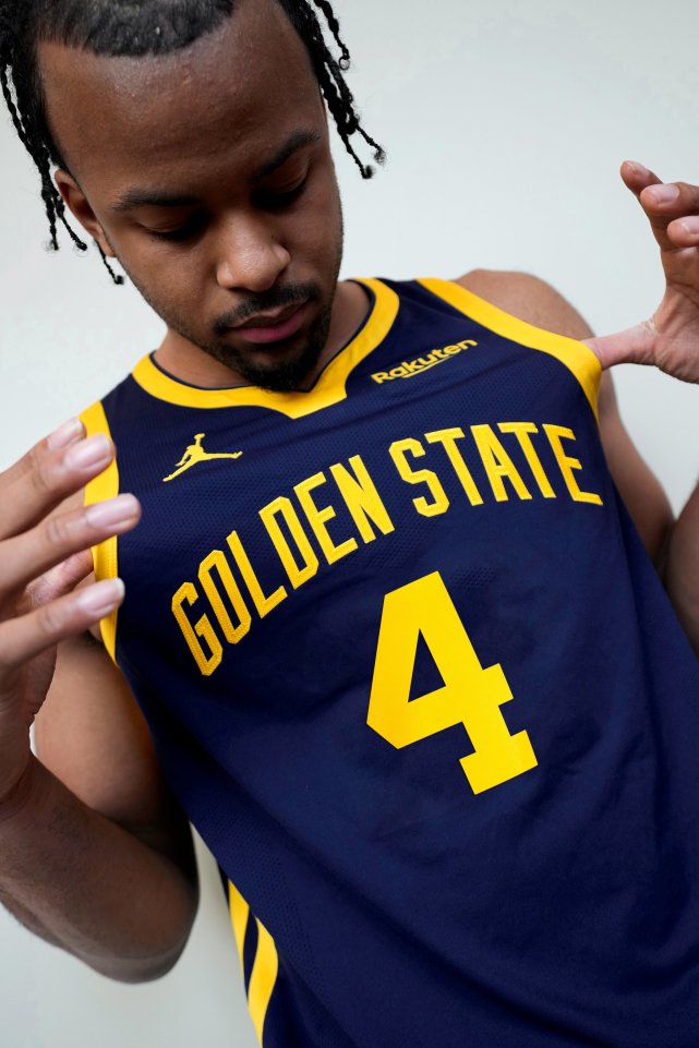 并不是"warriors",而是"golden state",这也增加了这款球衣的城市特色