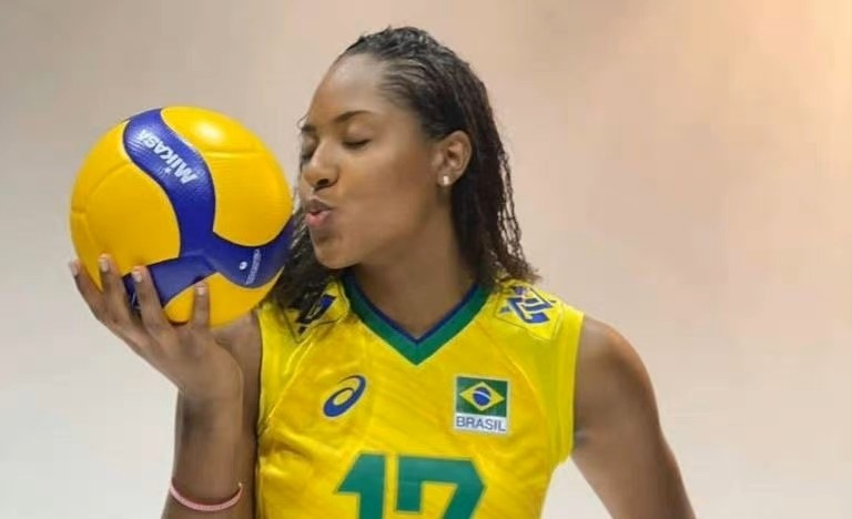 身高194扣高309拦网296,目前在费内巴切女排司职主攻