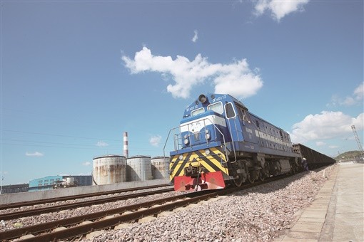 7月8日,常宁瓦松铁路专线,列车满载货物开出货运场.