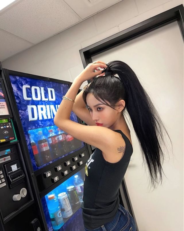 (g)i-dle田小娟,美国巡演日常照,身高不足157cm,黄金身材比例_腾讯