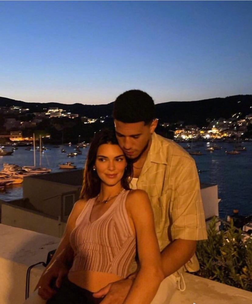 狗粮布克詹娜深山别墅度假詹娜坐布克大腿上喝冰啤酒看夕阳西下