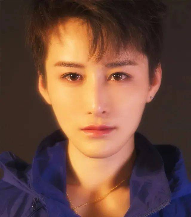蒋璐霞无论是从外貌和外形上,其实都挺"男相化".