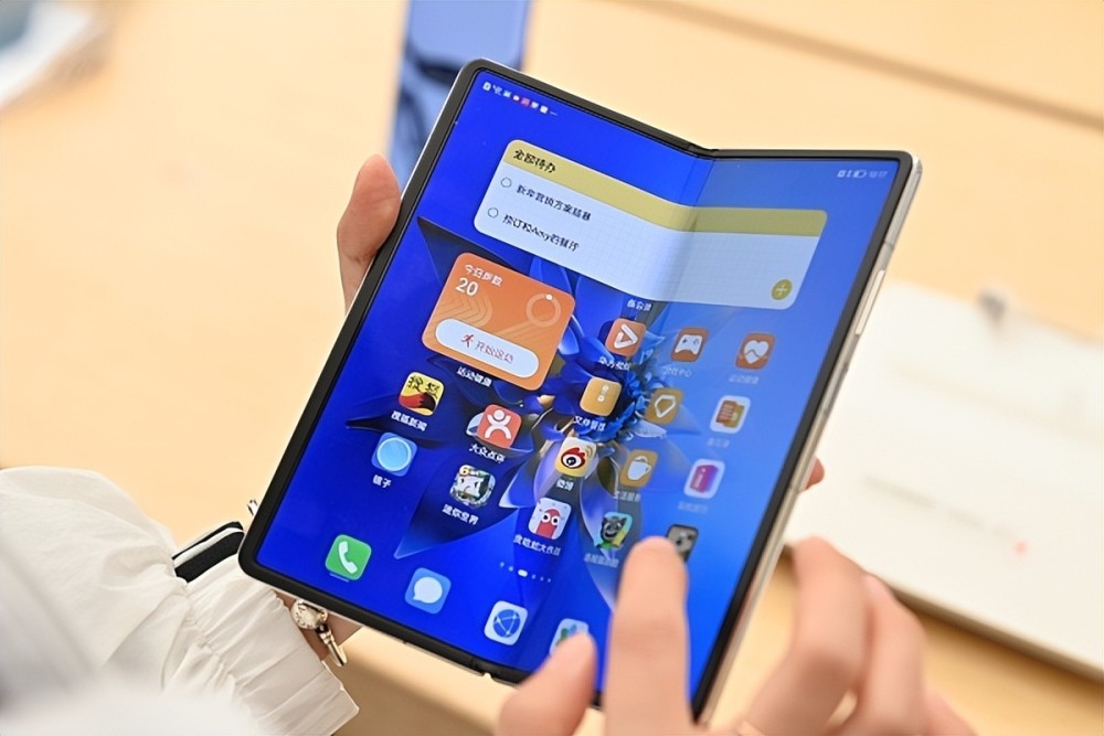 华为登二季度折叠屏手机销冠市占大降20后份额仍过半