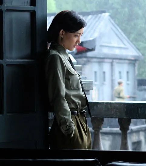 15位女星穿"军装",把殷桃,周冬雨等放在一起,差距就出来了_腾讯新闻