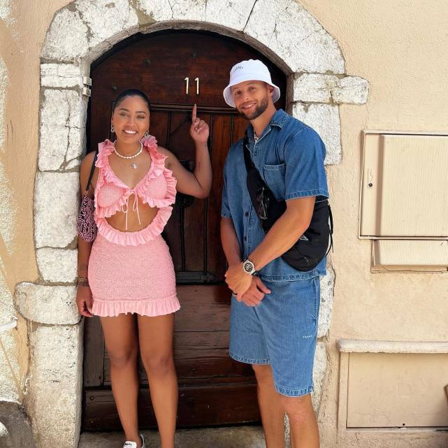 库里与妻子外出度假不忘锻炼 在游艇上边赏美景边做俯卧撑