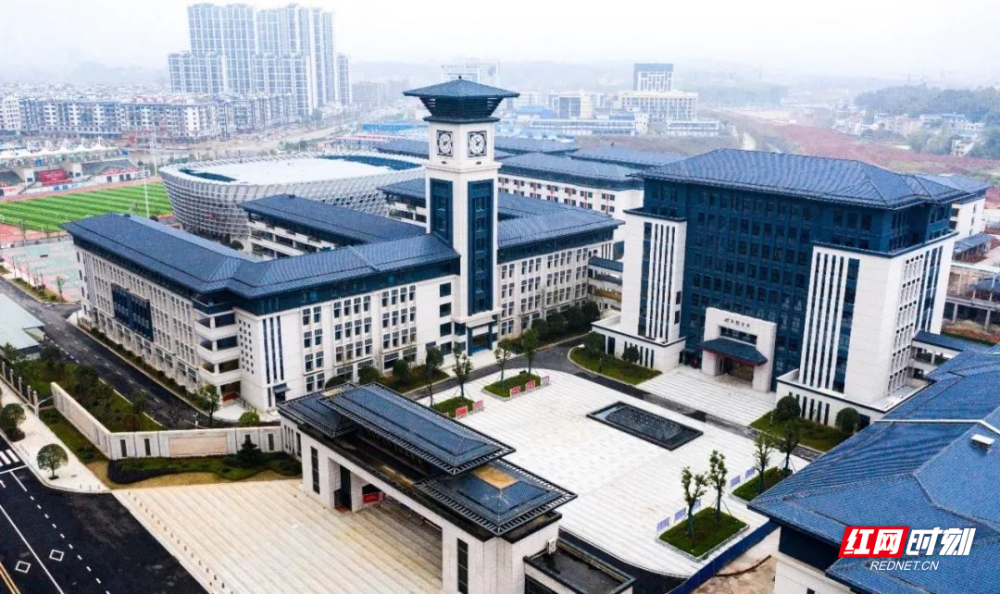 颐华学校校园建设,既现代化又有特色.