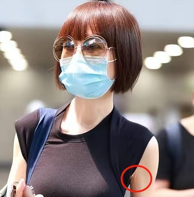 此次现身,鲁豫的身材比以往还要消瘦不少,她脖子和手上青筋暴起,口罩