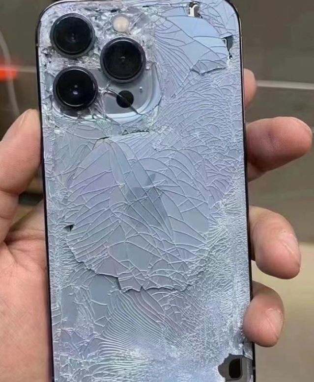 女子意外砸坏男子手机,协商无果后被对方以牙还牙,结果大快人心_腾讯