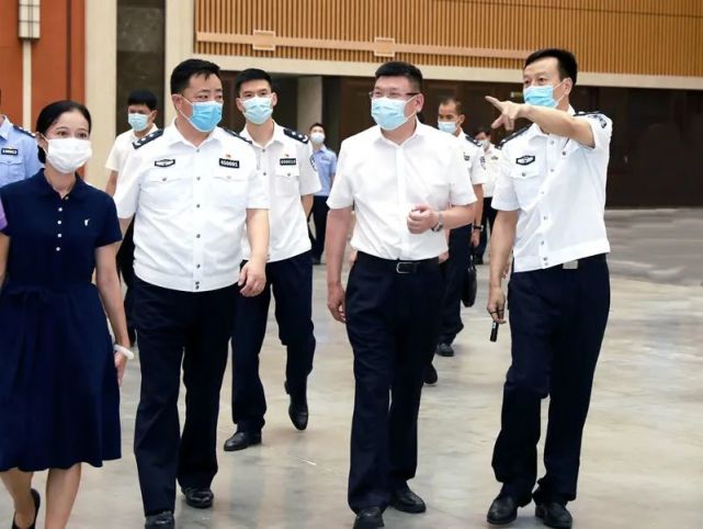 凌志峰在南宁市调研时强调要扛旗争先 勇挑首善之区公安责任重担