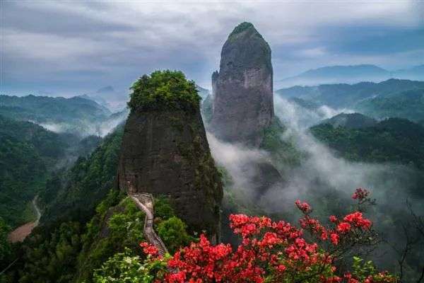 "旅游立县,生态引领,产业富民,文化兴盛"发展战略,突出做好崀山旅游
