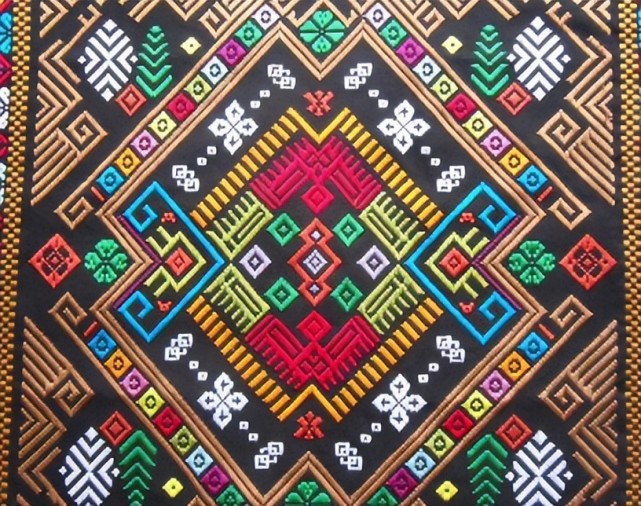 一幅壮锦:多彩织锦,织就美好生活