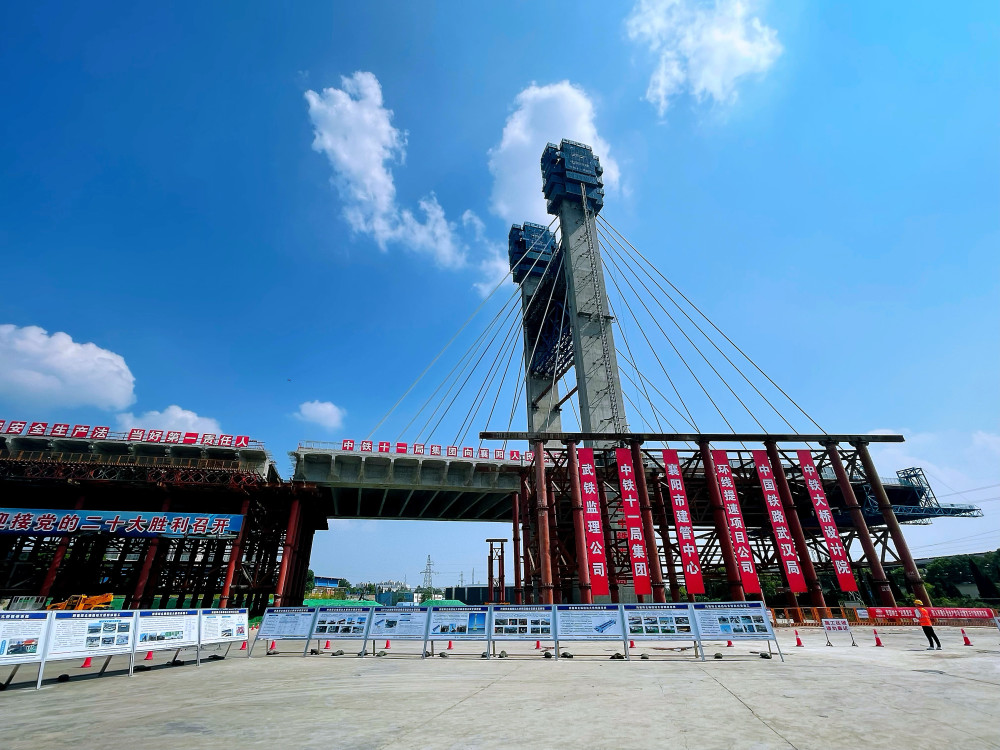 襄北大橋轉體施工現場(央廣網發 中鐵大橋院供圖)據瞭解,襄北大橋是