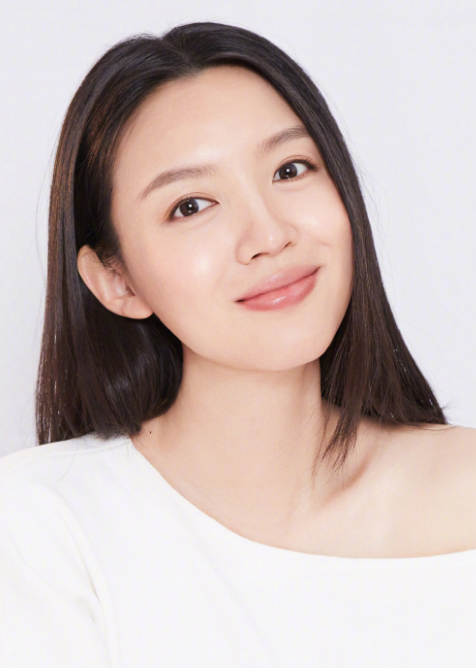 张梓琳玩滑板受伤连人带板飞出双腿膝盖大面积青紫令人心疼