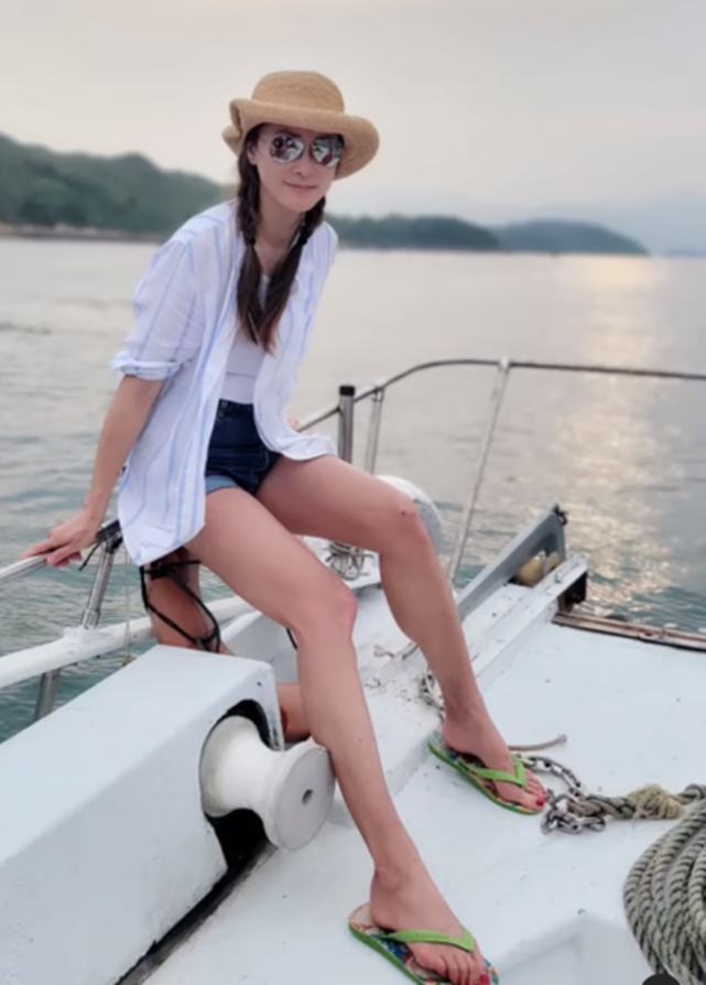 长孙皇后童爱玲坐游艇出海穿短裤秀长腿与爱犬游泳太开心