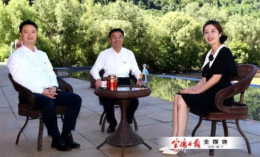 宝鸡日报全媒体主播和凤县县委书记张扬(中),县长蒋铃(左一) 面对面