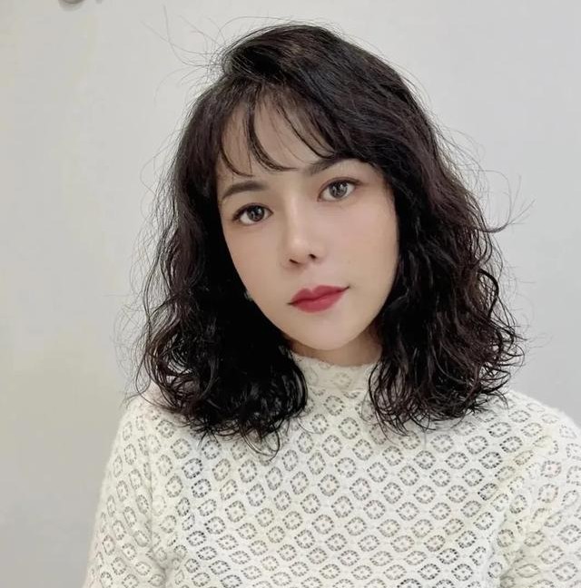 上图翻翘式锁骨发,两侧低层次感的头发,在发梢处制造翻翘式效果,增加