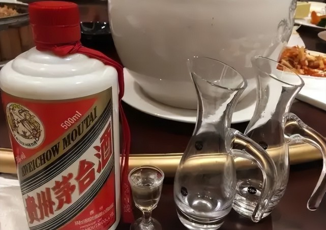 本來宴席上,因為王老闆的8瓶茅臺酒已經夠出彩得了,並且熱鬧也一直