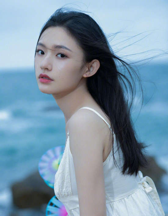 美人鱼上岸林允海边清凉写真风吹发丝拂动心弦