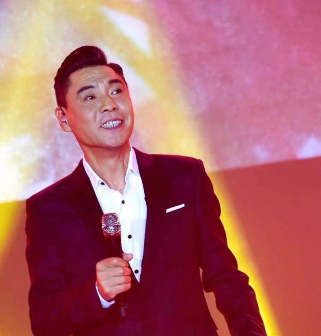 55岁屠洪刚商演捞金,穿2万元西装身材健硕,表情夸张青筋暴起