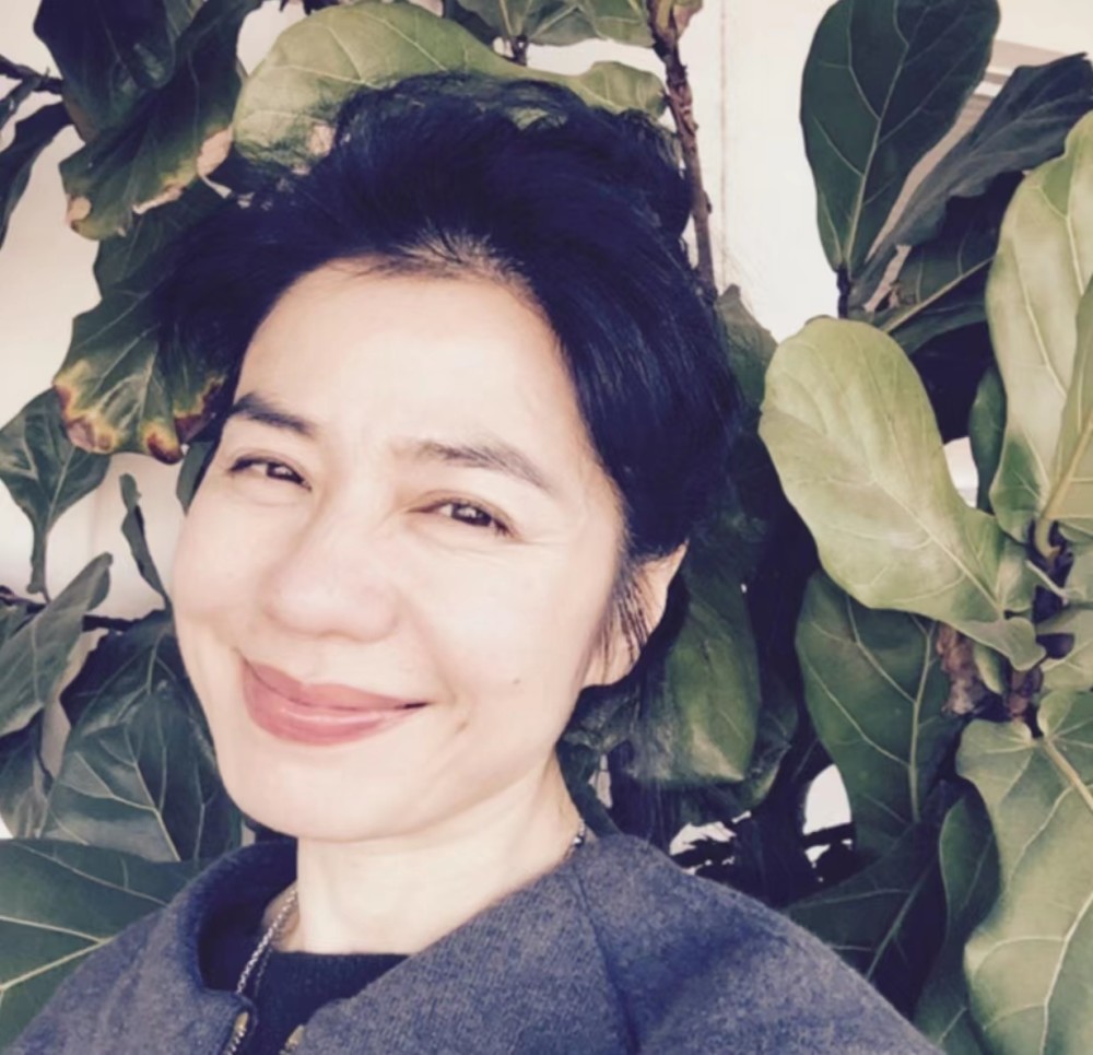 62岁钟楚红罕见拍广告,尽显真实自然本色,满脸皱纹优雅老去_腾讯新闻