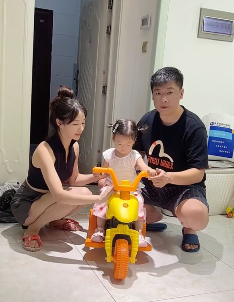 贺树峰带着娇妻回农村,拿着一个木板车推着妻儿在路上走,杨晨也入乡